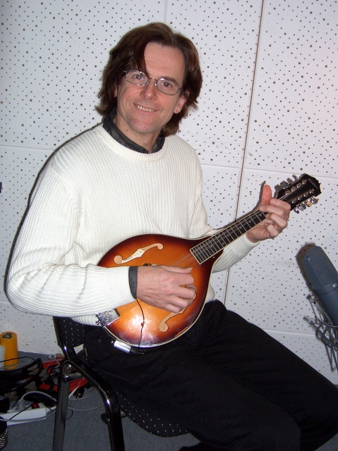 Studiogitarrist Markus Wienstroer spielte Gitarre und Mandoline  ein.